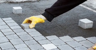 Монтаж тротуарной плитки на даче в Химках в октябре