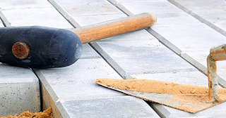 Профессиональная укладка тротуарной брусчатки в Химках в октябре