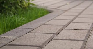 Профессиональная укладка тротуарных дорожек в Химках в октябре